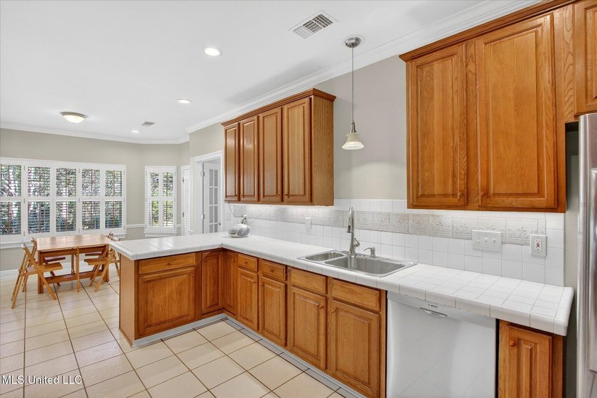 Beautiful home loaded with curb appeal, circular dive and side - photo 12