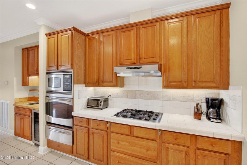 Beautiful home loaded with curb appeal, circular dive and side - photo 14