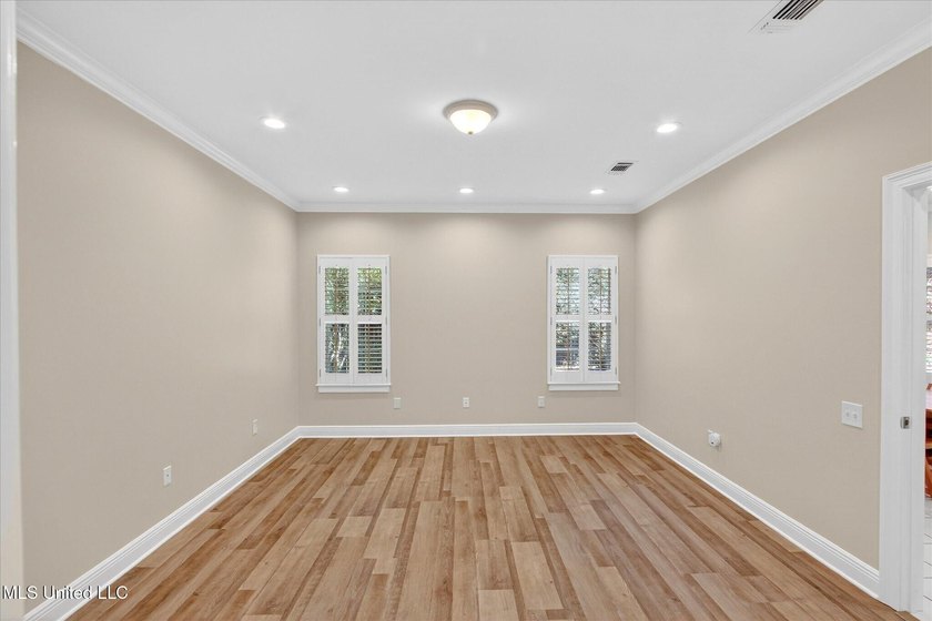 Beautiful home loaded with curb appeal, circular dive and side - photo 15