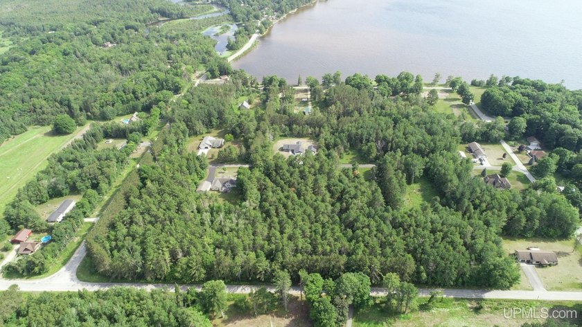 Beautiful 1+ acre lot close to Indian Lake and the Indian Lake - photo 5