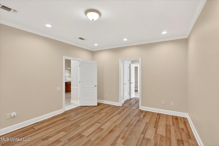 Beautiful home loaded with curb appeal, circular dive and side - photo 16