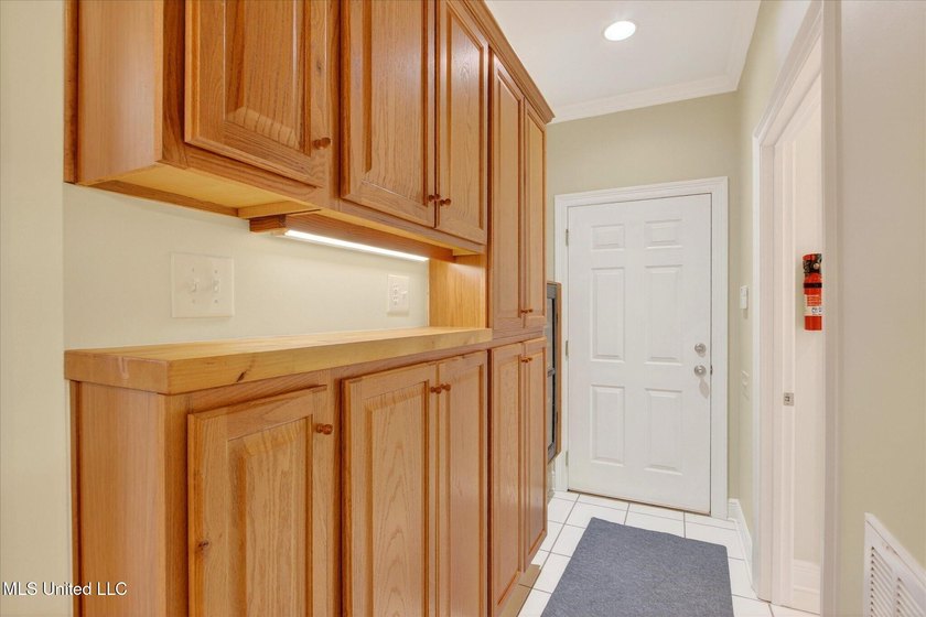 Beautiful home loaded with curb appeal, circular dive and side - photo 24