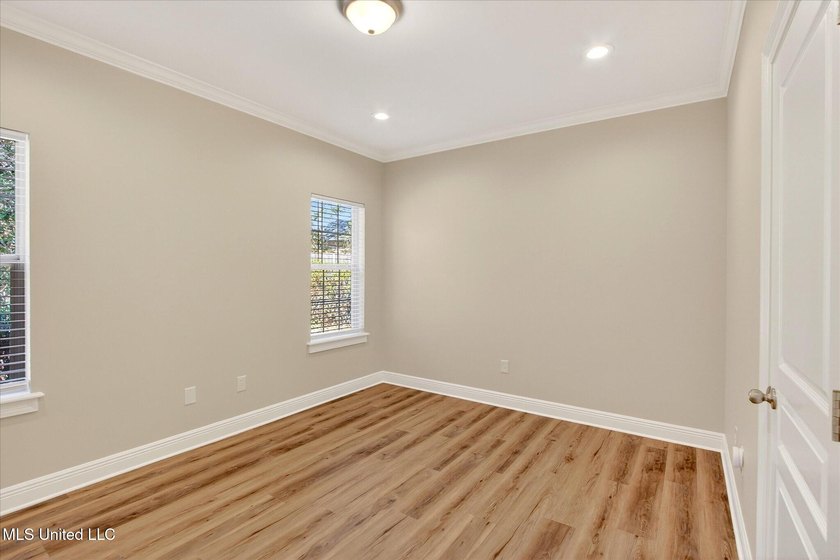 Beautiful home loaded with curb appeal, circular dive and side - photo 25