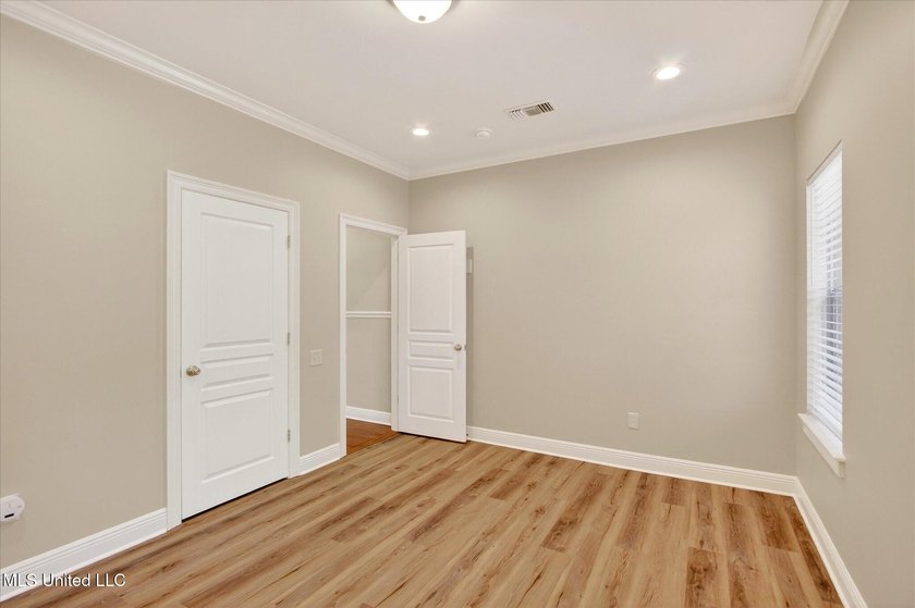 Beautiful home loaded with curb appeal, circular dive and side - photo 26