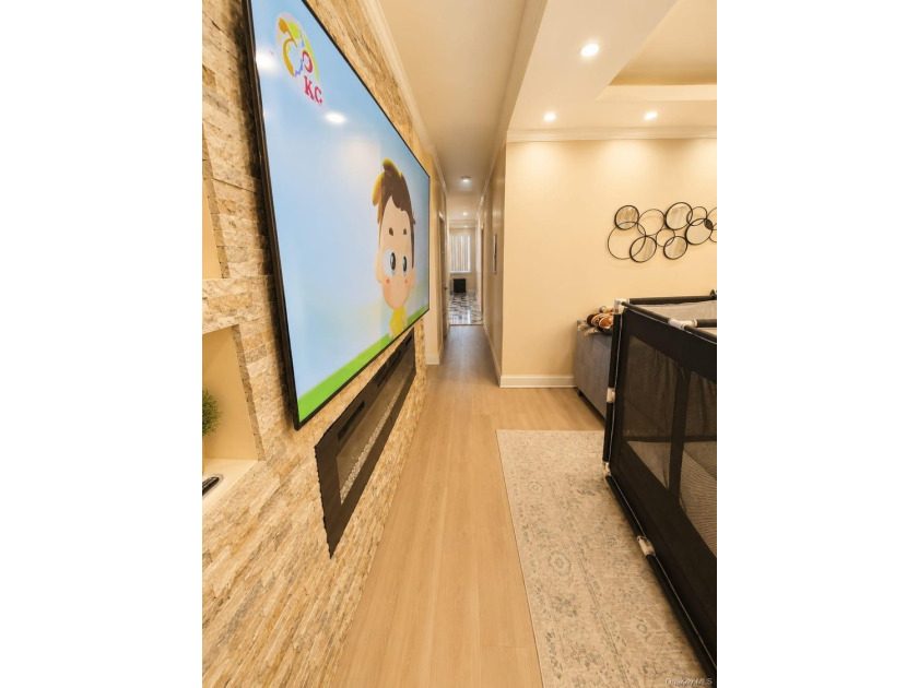 Spacious 2-family home featuring 3 bedrooms on each floor, a - photo 6