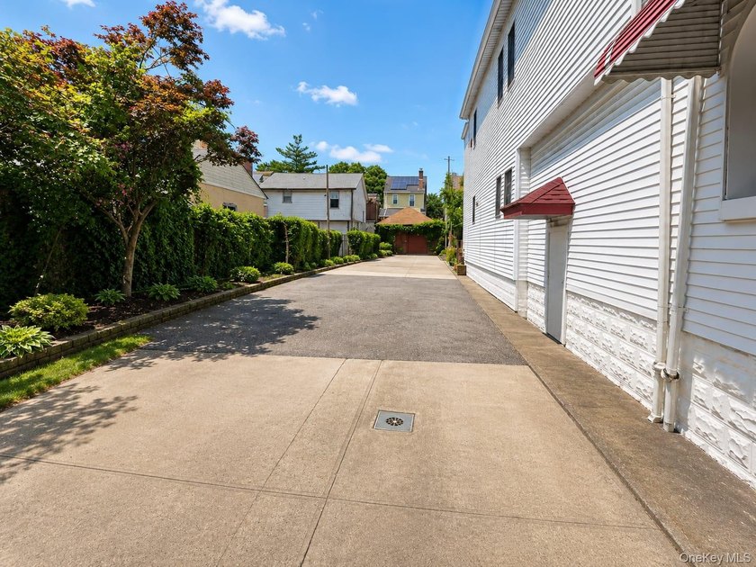 Spacious 2-family home featuring 3 bedrooms on each floor, a - photo 7