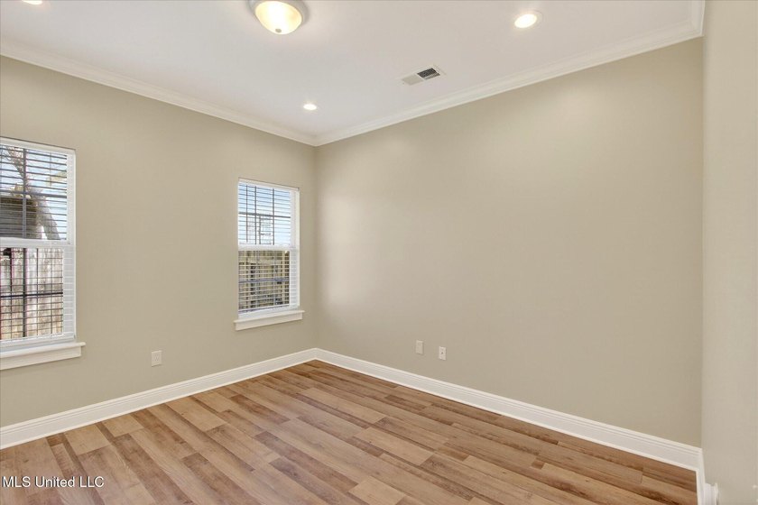 Beautiful home loaded with curb appeal, circular dive and side - photo 28