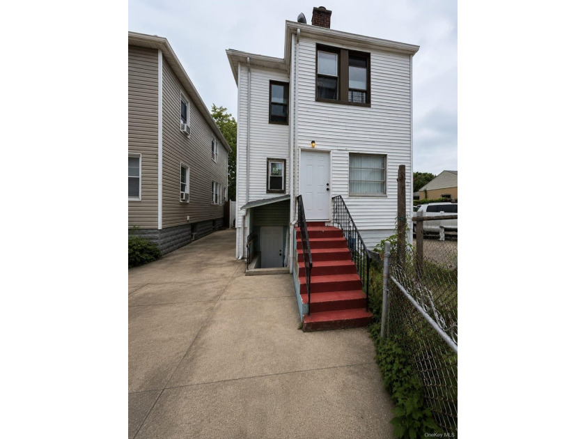 Spacious 2-family home featuring 3 bedrooms on each floor, a - photo 9