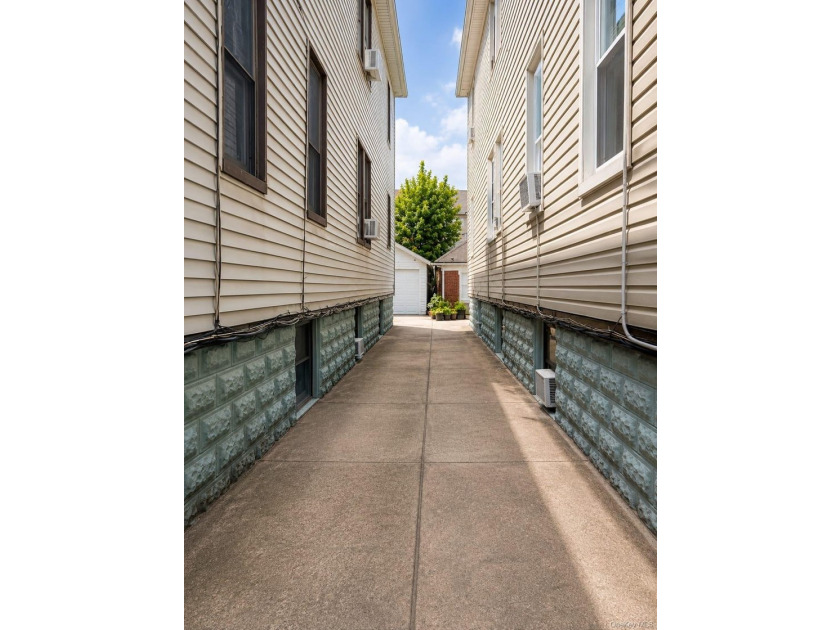Spacious 2-family home featuring 3 bedrooms on each floor, a - photo 10