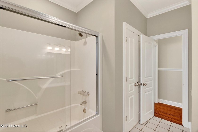 Beautiful home loaded with curb appeal, circular dive and side - photo 32