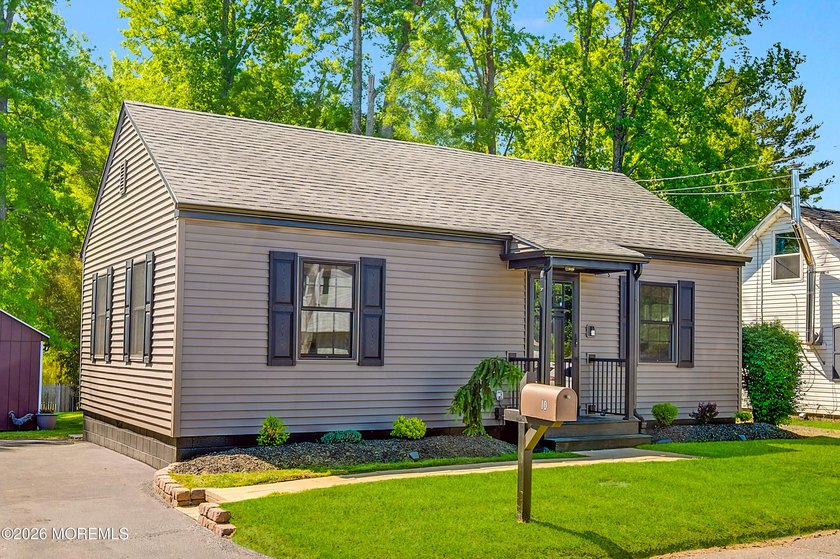 Charming 2BR/1BA home in desirable New Egypt! This freshly - photo 2