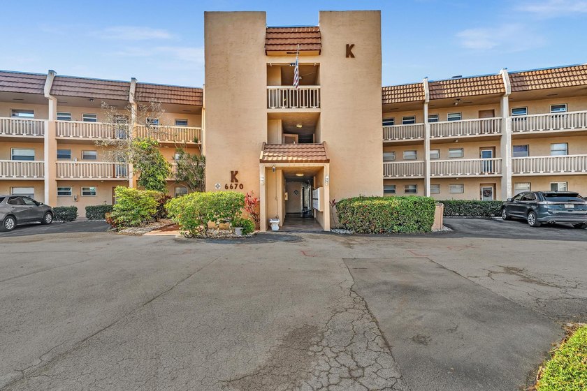 Enjoy life in this well-maintained 55+ community of Royal Park - photo 2