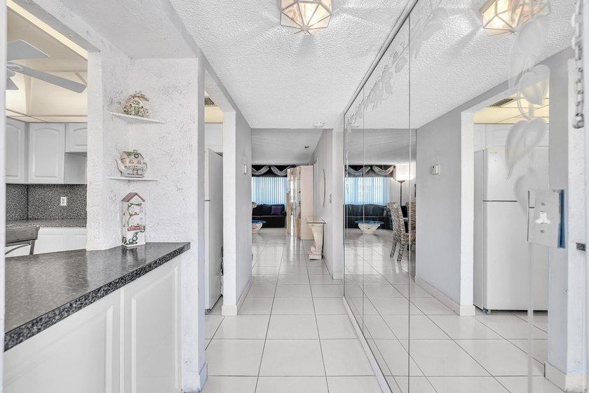Enjoy life in this well-maintained 55+ community of Royal Park - photo 4