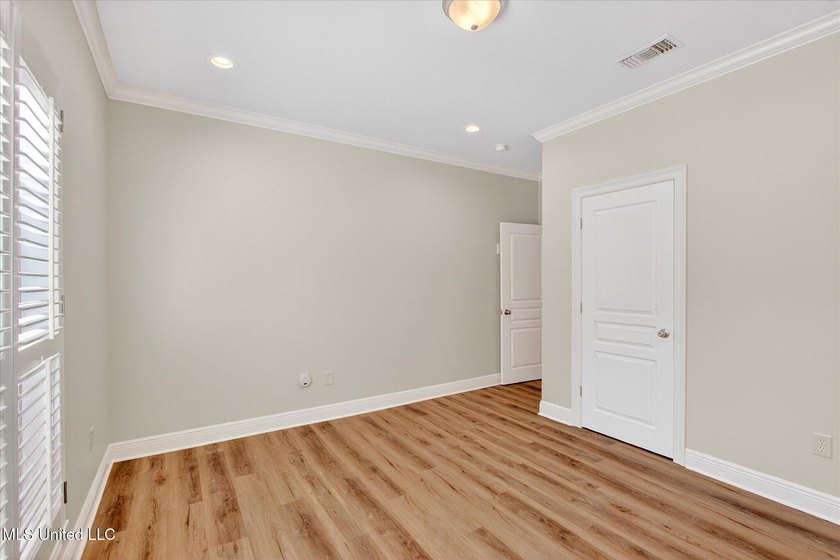 Beautiful home loaded with curb appeal, circular dive and side - photo 35