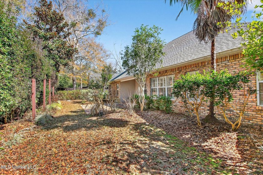 Beautiful home loaded with curb appeal, circular dive and side - photo 40