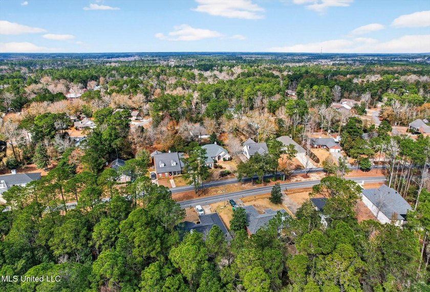 Beautiful home loaded with curb appeal, circular dive and side - photo 45