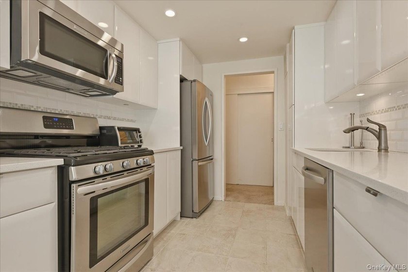 Oceanfront Living at its Finest! Turn-key 1BR/1BA cooperative in - photo 13