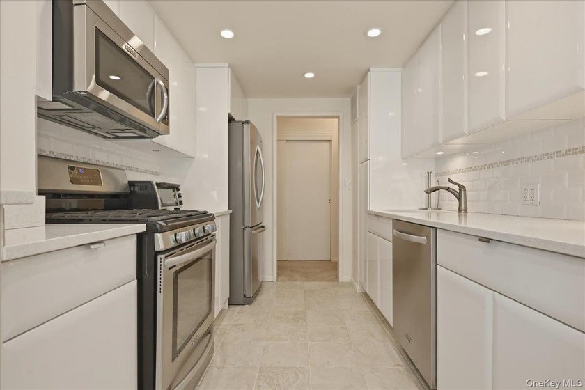 Oceanfront Living at its Finest! Turn-key 1BR/1BA cooperative in - photo 14