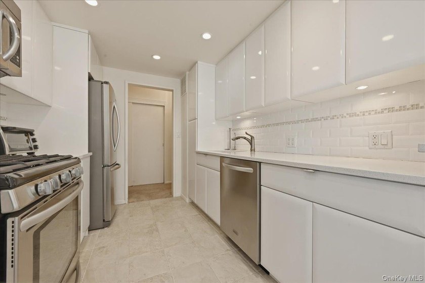 Oceanfront Living at its Finest! Turn-key 1BR/1BA cooperative in - photo 15
