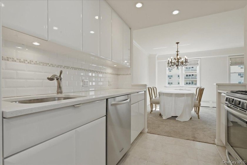 Oceanfront Living at its Finest! Turn-key 1BR/1BA cooperative in - photo 16