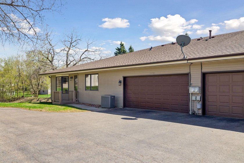 Welcome to comfortable living, private rear facing unit with - photo 2