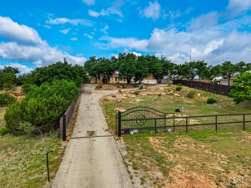 Welcome to your West Texas paradise. This home was completely - photo 28