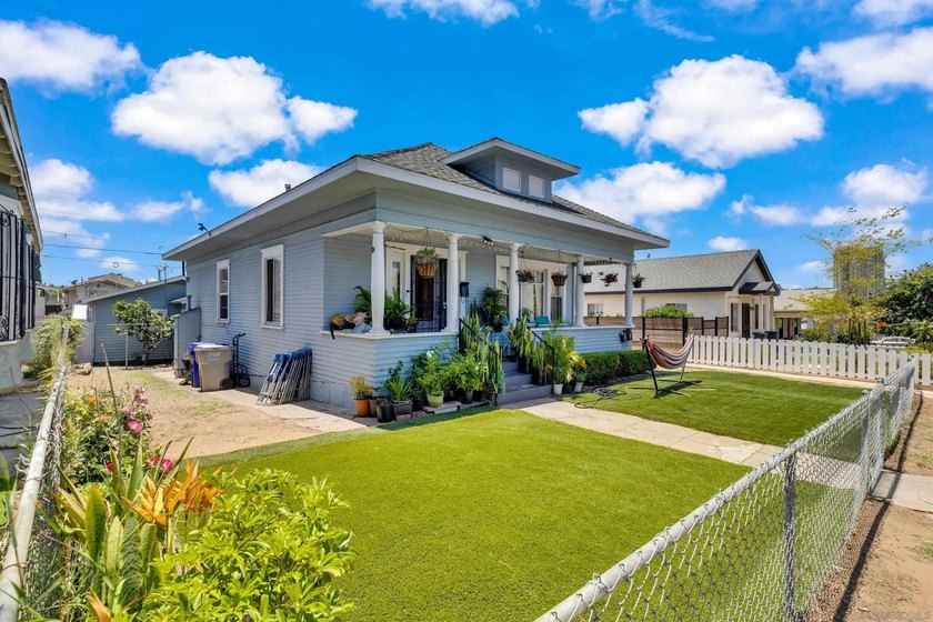 Rare triplex opportunity on a 7,512 sq. ft. lot featuring one - photo 3