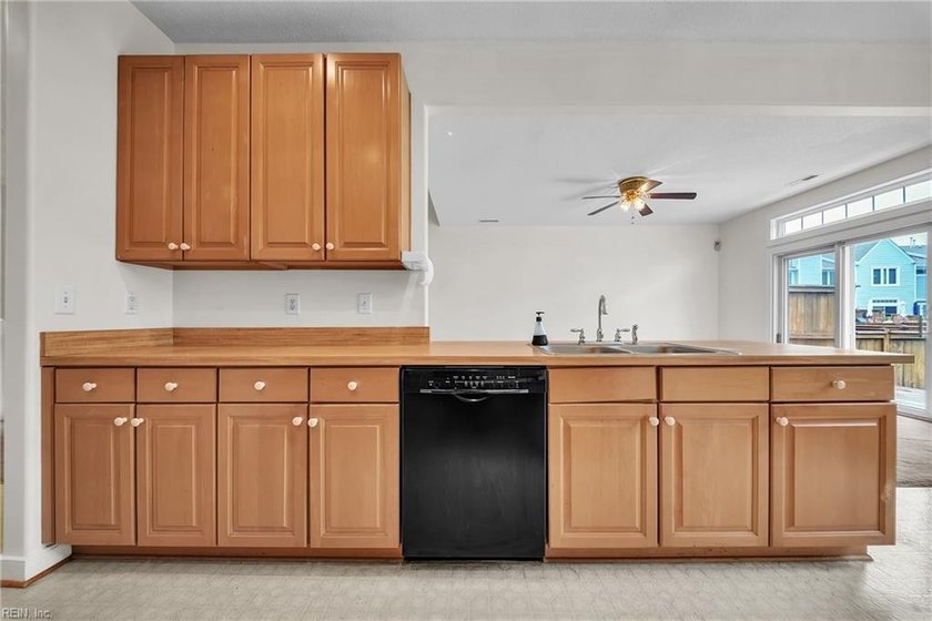 Charming and freshly painted townhome nestled in the highly - photo 11