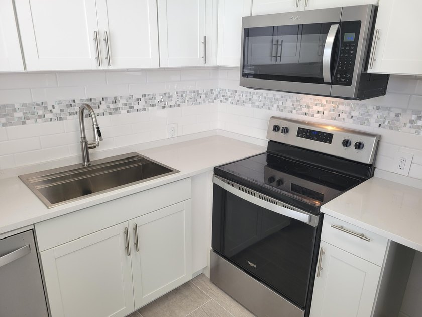 MOVE-IN READY 2BR/1.5BA condo with CENTRAL AIR. Can be rented - photo 2