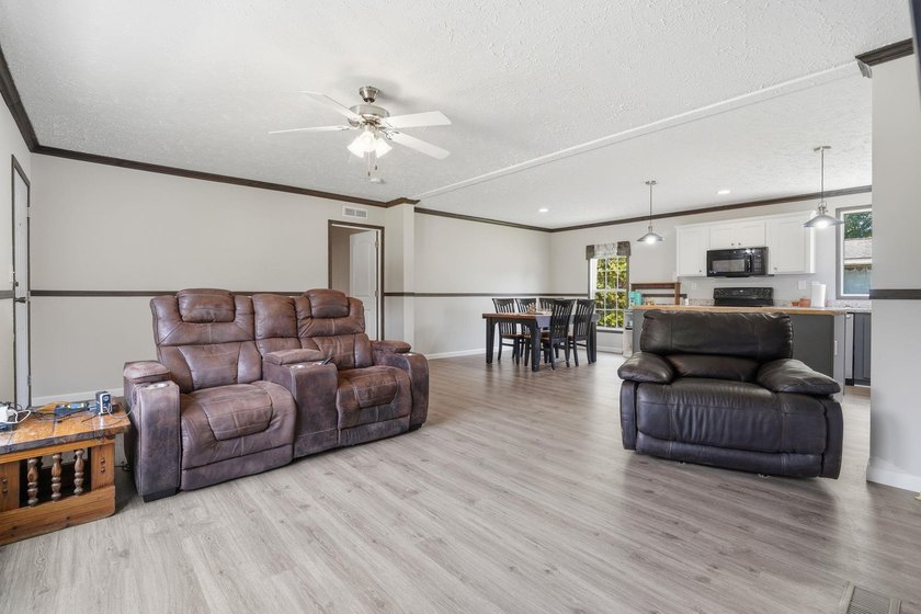 Beautiful 2022 model Fleetwood Inspiration 4 bedroom 2 bath - photo 7
