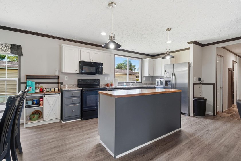 Beautiful 2022 model Fleetwood Inspiration 4 bedroom 2 bath - photo 10