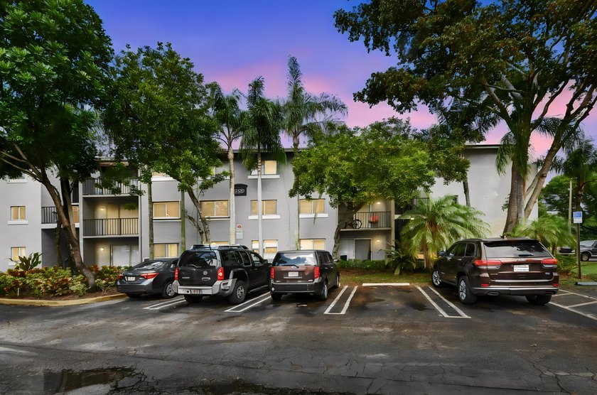 Welcome to this inviting second-floor condo in West Palm Beach - photo 11
