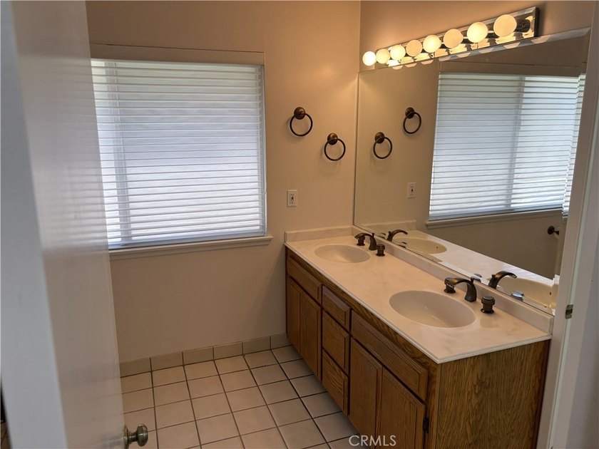 Beautiful 4 bedrooms and 3 bathrooms home in a very desirable - photo 11