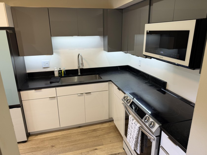 Beautifully renovated 2nd story lake front condominium in a - photo 2