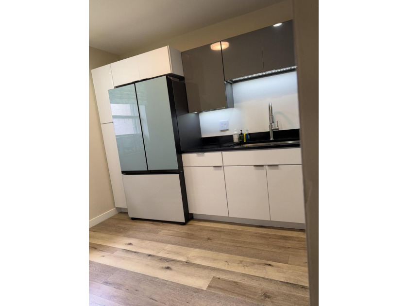 Beautifully renovated 2nd story lake front condominium in a - photo 3