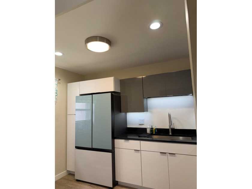 Beautifully renovated 2nd story lake front condominium in a - photo 4