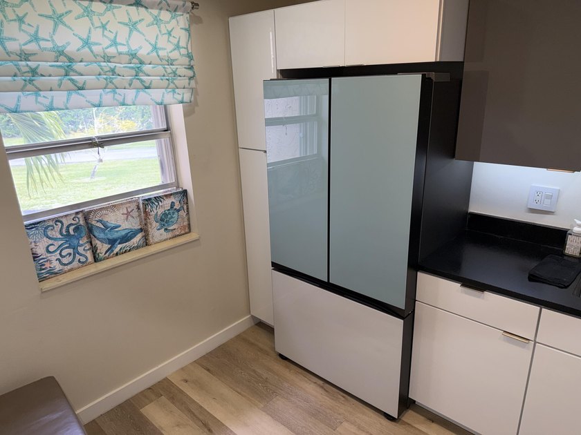 Beautifully renovated 2nd story lake front condominium in a - photo 5