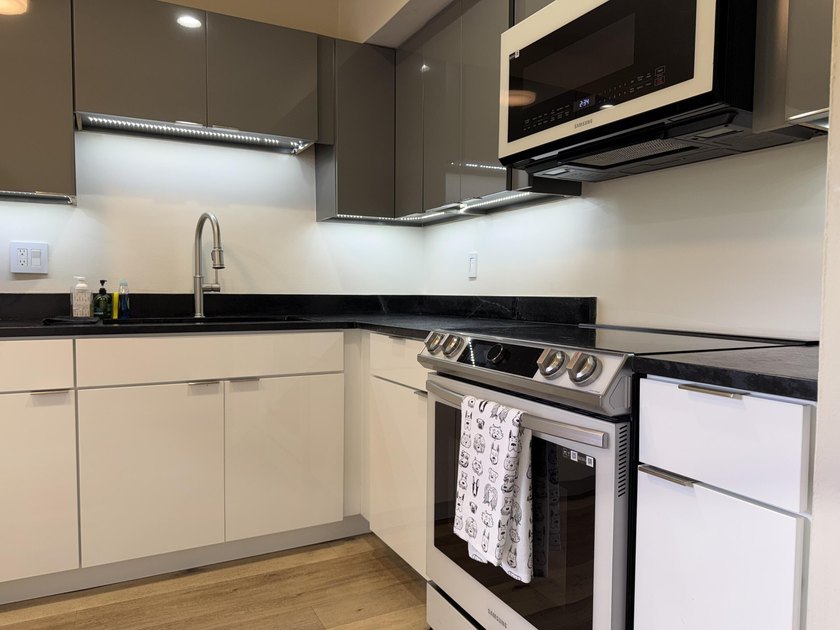 Beautifully renovated 2nd story lake front condominium in a - photo 6