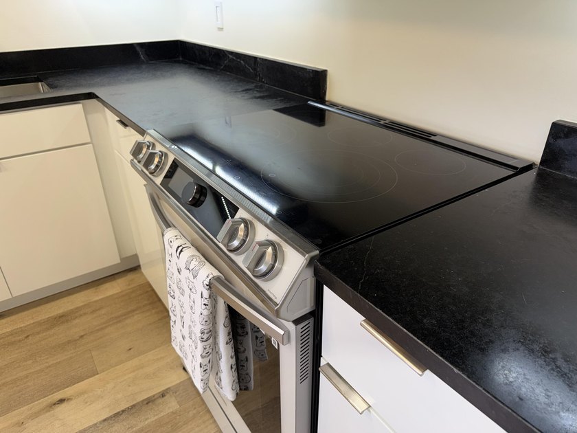 Beautifully renovated 2nd story lake front condominium in a - photo 7