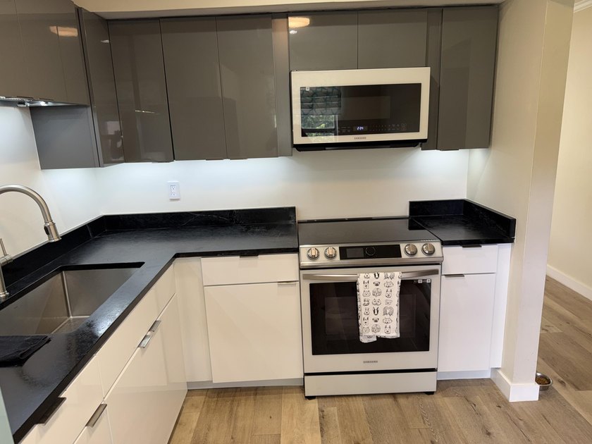 Beautifully renovated 2nd story lake front condominium in a - photo 8