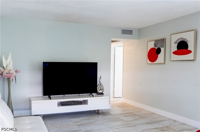 Amazing first floor CORNER END UNIT that features 2 bed, 1.5 - photo 8