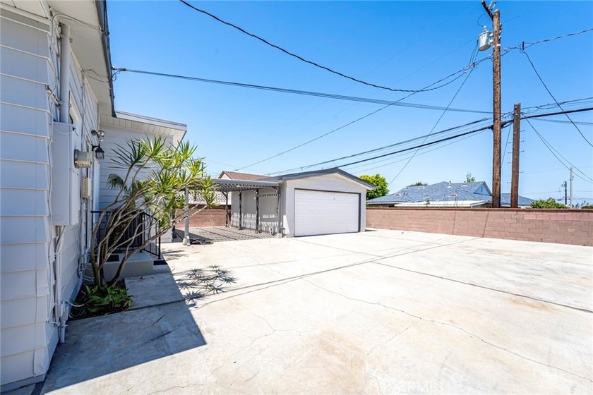 Welcome to 5209 Sepulveda Blvd, a charming 3-bedroom, 2-bath - photo 39