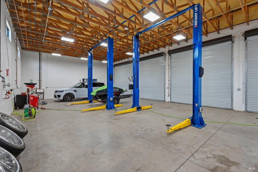 Nearly new industrial or automotive property on acreage in - photo 2
