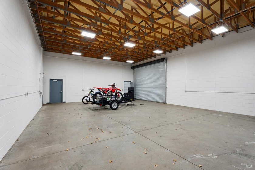 Nearly new industrial or automotive property on acreage in - photo 4