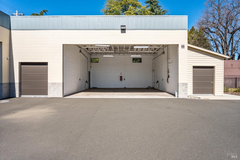 Nearly new industrial or automotive property on acreage in - photo 5