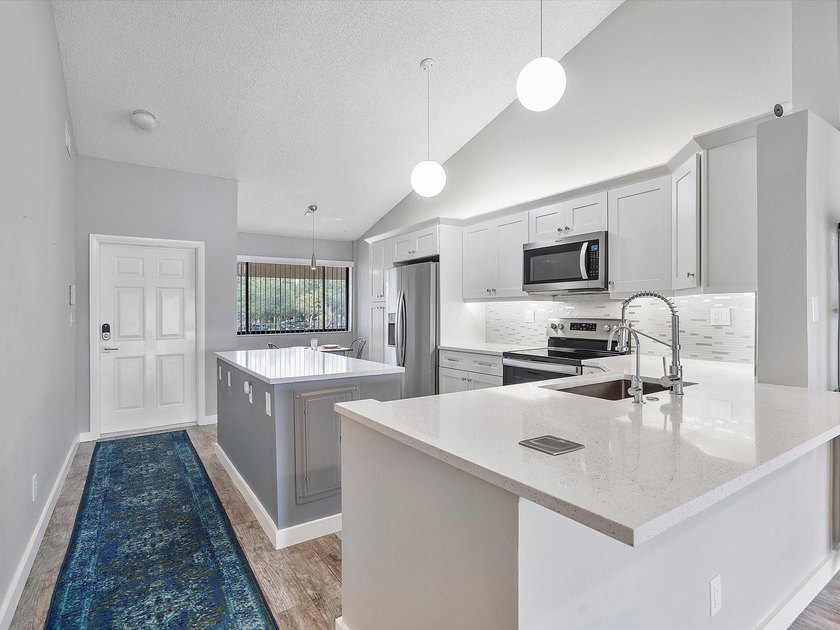 Beautifully renovated top-floor condo with serene lake views in - photo 2