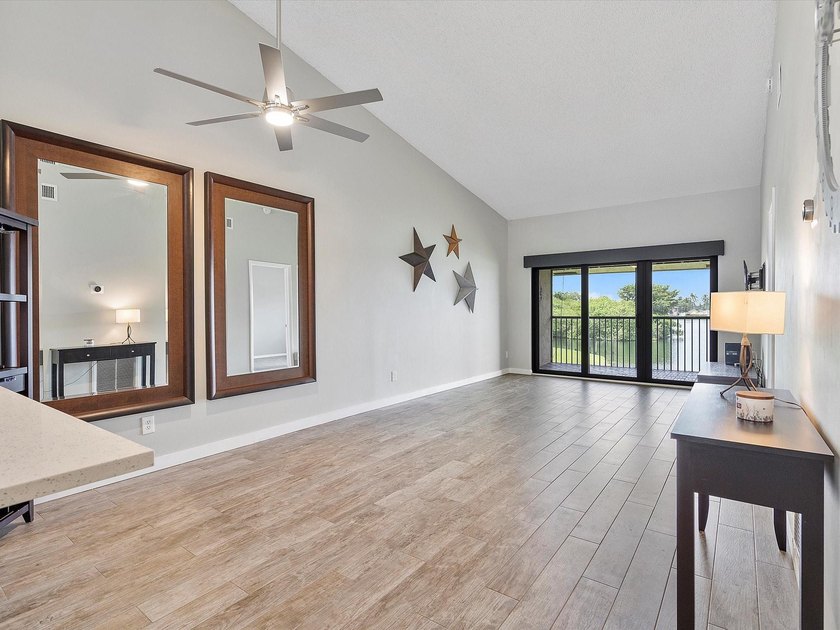 Beautifully renovated top-floor condo with serene lake views in - photo 3