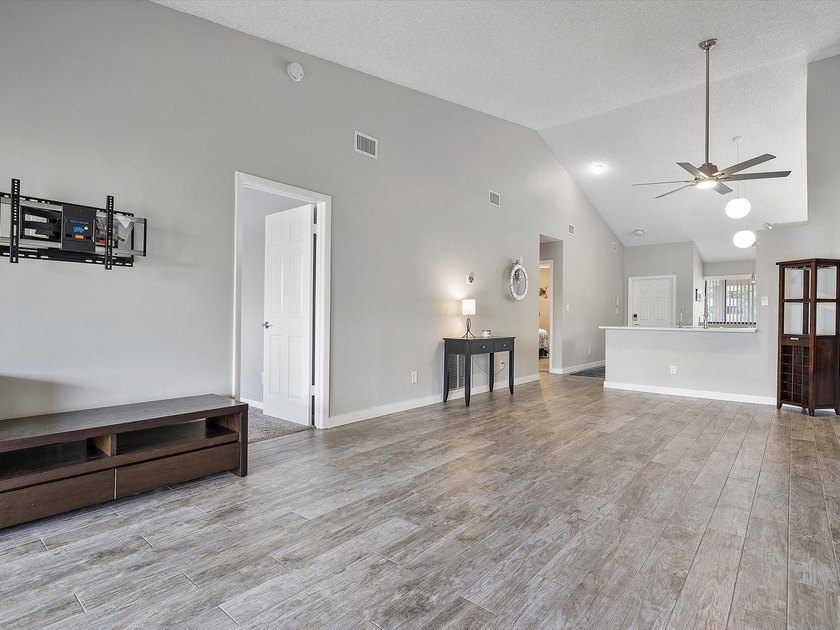 Beautifully renovated top-floor condo with serene lake views in - photo 4