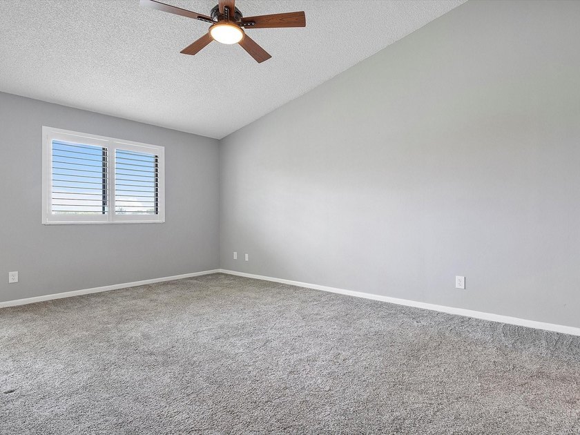 Beautifully renovated top-floor condo with serene lake views in - photo 9