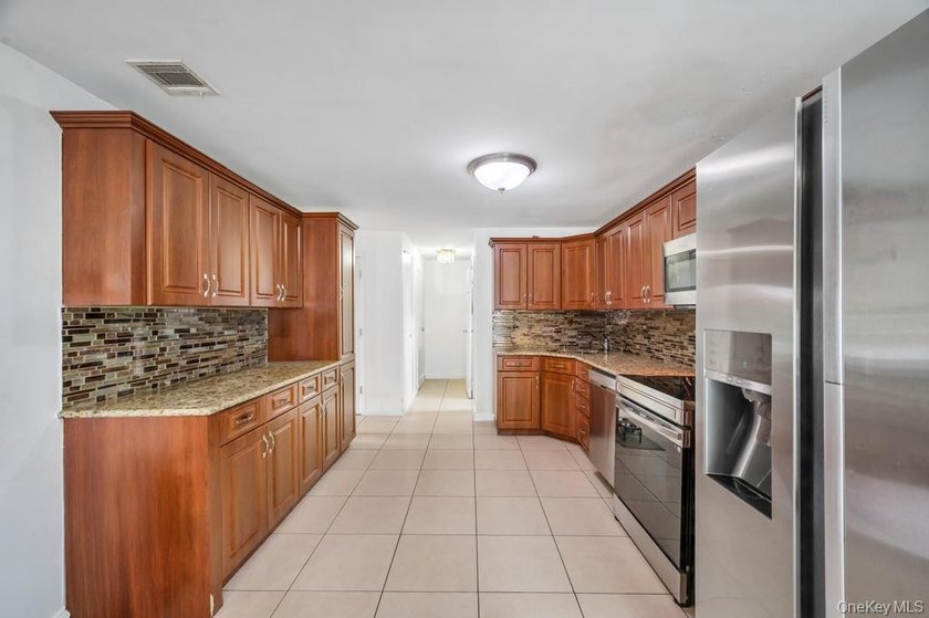Welcome to 32 Beverly Street in Islip, a spacious Colonial - photo 5